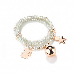 Bracciale di perle azzurro con charms dorati